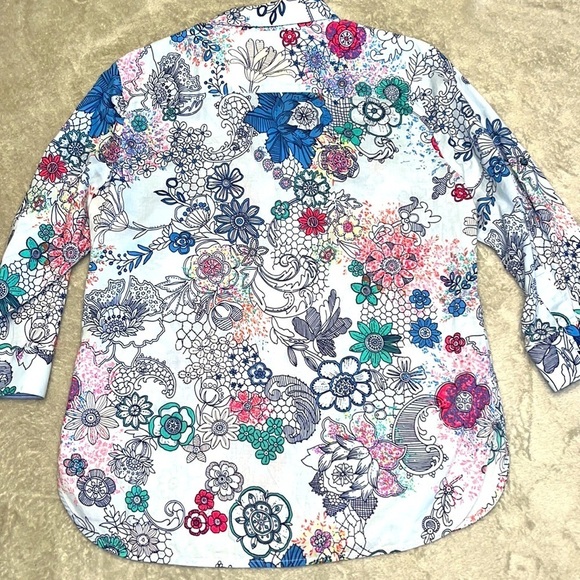 Beautiful, like new Robert Graham shirt - Picture 4 of 11